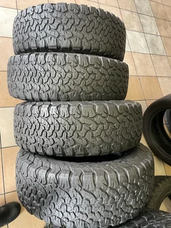 A clean set of 265/70/17 bf Goodrich ko2 tyres with good treads available for sale