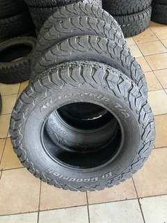 A clean set of 265/70/17 bf Goodrich ko2 tyres with good treads available for sale