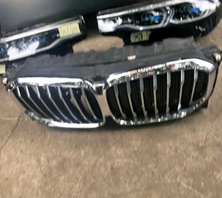BMW X7 GO7 headlight and grill