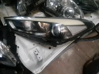 Hyundai tucson headlight available