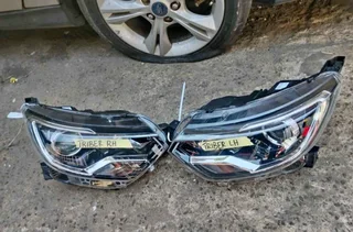 Renault triber headlight available