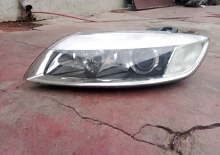 Q7 Audi headlight available