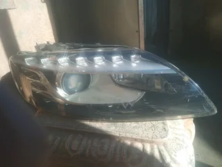 Audi Q7 headlight available