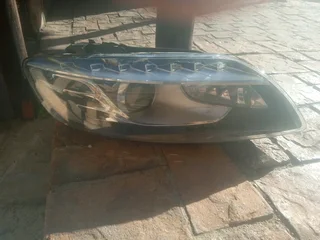 Audi Q7 headlight available