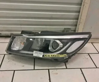 Kia Sedona headlight available