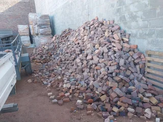 We deliver Rock clay half bricks in an affordable prices in all areas around Capetown