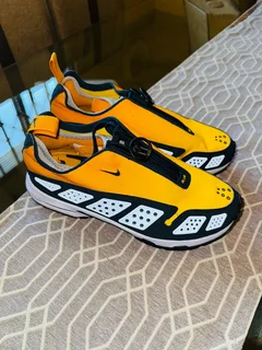 Nike Women SNDR size 5.5