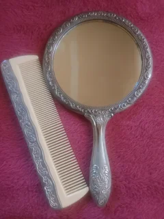 Vintage Vanity Set – Mirror & Comb