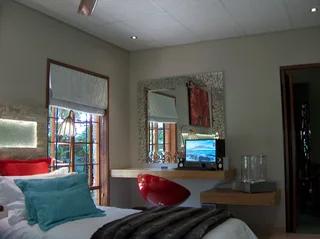 FULLY FURNISHED, LOCK UP-AND-GO, FOUR-STAR EXECUTIVE SUITE IDEAL FOR THE BUSY EXECUTIVE OR TRAVELLER