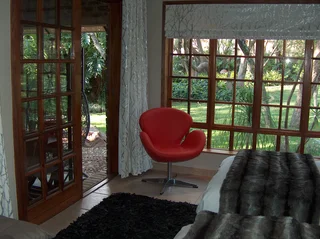 FULLY FURNISHED, LOCK UP-AND-GO, FOUR-STAR EXECUTIVE SUITE IDEAL FOR THE BUSY EXECUTIVE OR TRAVELLER