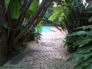 FULLY FURNISHED, LOCK UP-AND-GO, FOUR-STAR EXECUTIVE SUITE IDEAL FOR THE BUSY EXECUTIVE OR TRAVELLER