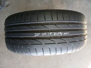 225/40/19 ×2 runflat Bridgestone available at affordable prices call/whatsApp 0670042842 for more.