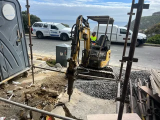 Demolition, swimming pools, excavation, rock breaking, rubble removal, plot clearing,