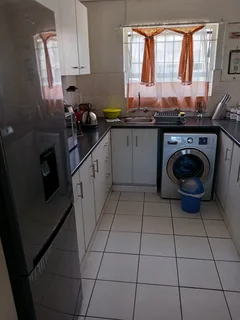 Room to rent in a 2 bedroom flat, 16 Milton Manor complex, Summer greens