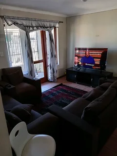 Room to rent in a 2 bedroom flat, 16 Milton Manor complex, Summer greens