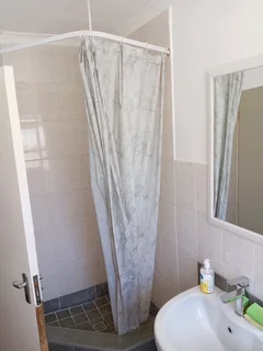 Room to rent in a 2 bedroom flat, 16 Milton Manor complex, Summer greens