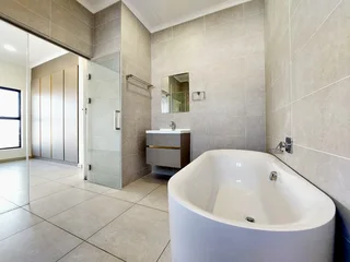 Experience True Luxury at Emerald Skye – 1-Bedroom, 1-Bath Apartment from R898 275