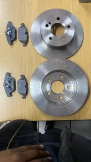 MERCEDES BENZ W204 BRANDNEW REAR BRAKE DISCS AND PADS