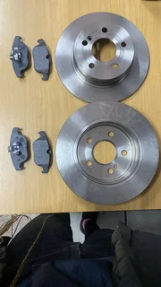 MERCEDES BENZ W204 BRANDNEW REAR BRAKE DISCS AND PADS