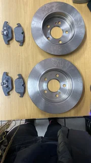 MERCEDES BENZ W204 BRANDNEW REAR BRAKE DISCS AND PADS