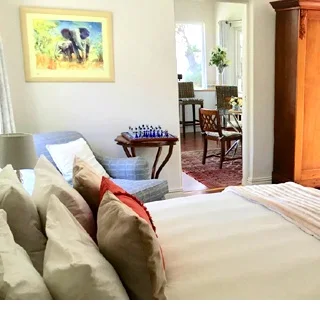 Stylish Modern 1-Bedroom Treetop Apartment