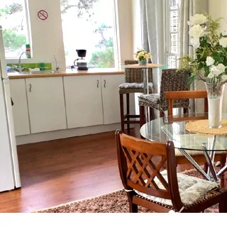 Stylish Modern 1-Bedroom Treetop Apartment