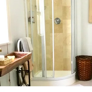 Stylish Modern 1-Bedroom Treetop Apartment