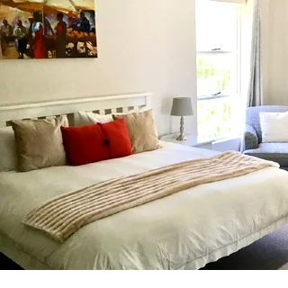 Stylish Modern 1-Bedroom Treetop Apartment