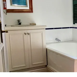 Stylish Modern 1-Bedroom Treetop Apartment