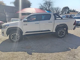 White Toyota Hilux 2.8 GD-6 D/Cab 4x4 Raider AT with 92000km available now!