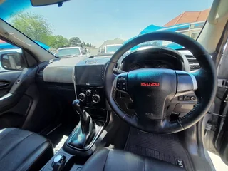 2020 Isuzu D-Max 250 D/Cab 4x4, in excellent condition, full service history, R249900