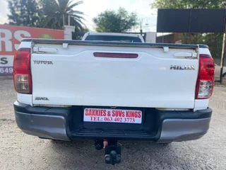 White Toyota Hilux 2.4 GD-6 RB SRX with 115000km available now!