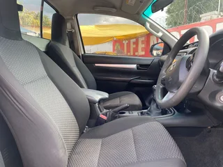 White Toyota Hilux 2.4 GD-6 RB SRX with 115000km available now!