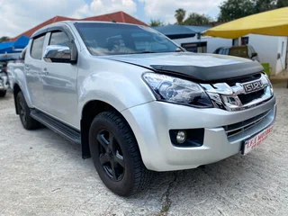 2016 Isuzu KB 300 D-TEQ D/Cab LX, excellent condition, full service, R215000