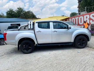 2016 Isuzu KB 300 D-TEQ D/Cab LX, excellent condition, full service, R215000