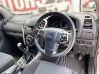 2016 Isuzu KB 300 D-TEQ D/Cab LX, excellent condition, full service, R215000