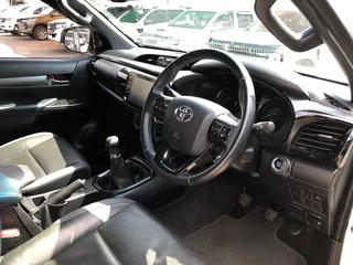 2024 Toyota Hilux 2.8 GD-6 4X4 Legend, extra cab, R430000