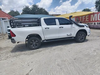 White Toyota Hilux 2.4 GD-6 D/Cab 4x4 SRX with 92000km available now!