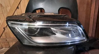 Audi q5 right front headlight