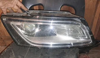 Audi q5 right front headlight