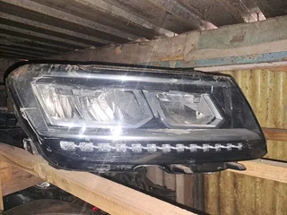 Vw tiguan right front headlight