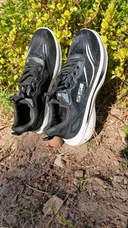 MEN&#39;S BLACK &amp; WHITE RUNNING SHOES – BREATHABLE MESH – R970!