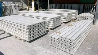 Dino&#39;s concrete fencing 鷺