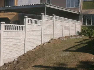 Dino&#39;s concrete fencing 鷺