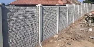 Dino&#39;s concrete fencing 鷺