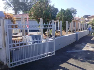 Dino&#39;s concrete fencing 鷺