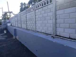 Dino&#39;s concrete fencing 鷺