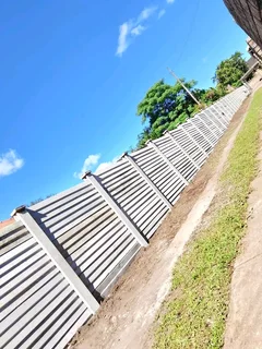 Dino&#39;s concrete fencing 鷺