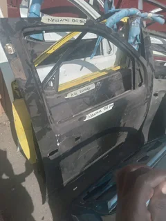 Nissan navara right door
