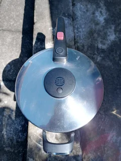 AMC pressure cooker old but in perfect working condition